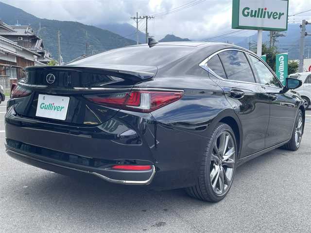 レクサス ＥＳ 300h Fスポーツ 愛媛県 2019(令1)年 6万km ブラック サンルーフ/レクサスセーフティ/追従型クルーズコントロール/プリクラッシュセフティ/レーントレーシング/純正12.3インチナビ（Bluetooth/SD/フルセグテレビ）/ETC2.0/バックカメラ/シートヒーター/エアシート/ハンドルヒーター/パワーシート/シートメモリー/純正19インチアルミホイール/パワーバックトランク/純正フロアマット/ABS/横滑り防止装置/レーンキープアシスト/盗難防止装置/衝突被害軽減システム/カーテンエアバック/LEDヘッドライト/USB入力端子