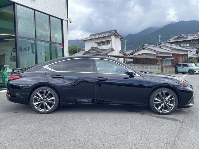 レクサス ＥＳ 300h Fスポーツ 愛媛県 2019(令1)年 6万km ブラック サンルーフ/レクサスセーフティ/追従型クルーズコントロール/プリクラッシュセフティ/レーントレーシング/純正12.3インチナビ（Bluetooth/SD/フルセグテレビ）/ETC2.0/バックカメラ/シートヒーター/エアシート/ハンドルヒーター/パワーシート/シートメモリー/純正19インチアルミホイール/パワーバックトランク/純正フロアマット/ABS/横滑り防止装置/レーンキープアシスト/盗難防止装置/衝突被害軽減システム/カーテンエアバック/LEDヘッドライト/USB入力端子