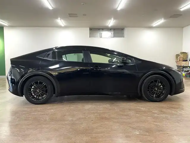 トヨタ プリウス G 道央・札幌 2023(令5)年 3.4万km アティチュードブラックマイカ 4WD/寒冷地仕様/純正8型ディスプレイ/フルセグTV/Bluetooth/Miracast/　（コネクティッドナビ対応）/バックカメラ/セーフティセンス/・衝突軽減ブレーキ/・レーンキープアシスト/・横滑り防止/オートマチックハイビーム/レーダークルーズコントロール/シートヒーター（D/N）/ミラーヒーター/電動パーキングブレーキ/ブラインドスポットモニター/フロントワイパーデアイサー/ヘッドライトレベライザー/ビルトインETC2.0/ドライブレコーダー（前後）/スマートキー×2/純正エンジンスターター/ドアバイザー/純正フロアマット/保証書/取扱説明書