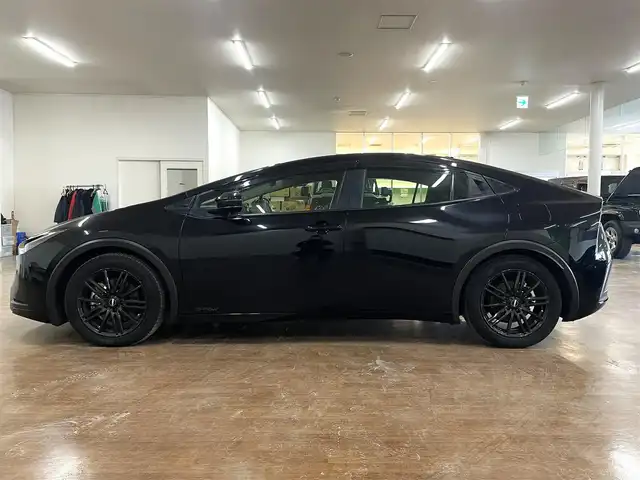 トヨタ プリウス G 道央・札幌 2023(令5)年 3.4万km アティチュードブラックマイカ 4WD/寒冷地仕様/純正8型ディスプレイ/フルセグTV/Bluetooth/Miracast/　（コネクティッドナビ対応）/バックカメラ/セーフティセンス/・衝突軽減ブレーキ/・レーンキープアシスト/・横滑り防止/オートマチックハイビーム/レーダークルーズコントロール/シートヒーター（D/N）/ミラーヒーター/電動パーキングブレーキ/ブラインドスポットモニター/フロントワイパーデアイサー/ヘッドライトレベライザー/ビルトインETC2.0/ドライブレコーダー（前後）/スマートキー×2/純正エンジンスターター/ドアバイザー/純正フロアマット/保証書/取扱説明書