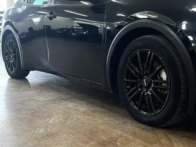 トヨタ プリウス G 道央・札幌 2023(令5)年 3.4万km アティチュードブラックマイカ 4WD/寒冷地仕様/純正8型ディスプレイ/フルセグTV/Bluetooth/Miracast/　（コネクティッドナビ対応）/バックカメラ/セーフティセンス/・衝突軽減ブレーキ/・レーンキープアシスト/・横滑り防止/オートマチックハイビーム/レーダークルーズコントロール/シートヒーター（D/N）/ミラーヒーター/電動パーキングブレーキ/ブラインドスポットモニター/フロントワイパーデアイサー/ヘッドライトレベライザー/ビルトインETC2.0/ドライブレコーダー（前後）/スマートキー×2/純正エンジンスターター/ドアバイザー/純正フロアマット/保証書/取扱説明書