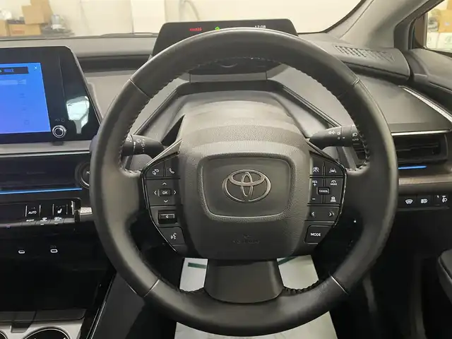 トヨタ プリウス G 道央・札幌 2023(令5)年 3.4万km アティチュードブラックマイカ 4WD/寒冷地仕様/純正8型ディスプレイ/フルセグTV/Bluetooth/Miracast/　（コネクティッドナビ対応）/バックカメラ/セーフティセンス/・衝突軽減ブレーキ/・レーンキープアシスト/・横滑り防止/オートマチックハイビーム/レーダークルーズコントロール/シートヒーター（D/N）/ミラーヒーター/電動パーキングブレーキ/ブラインドスポットモニター/フロントワイパーデアイサー/ヘッドライトレベライザー/ビルトインETC2.0/ドライブレコーダー（前後）/スマートキー×2/純正エンジンスターター/ドアバイザー/純正フロアマット/保証書/取扱説明書