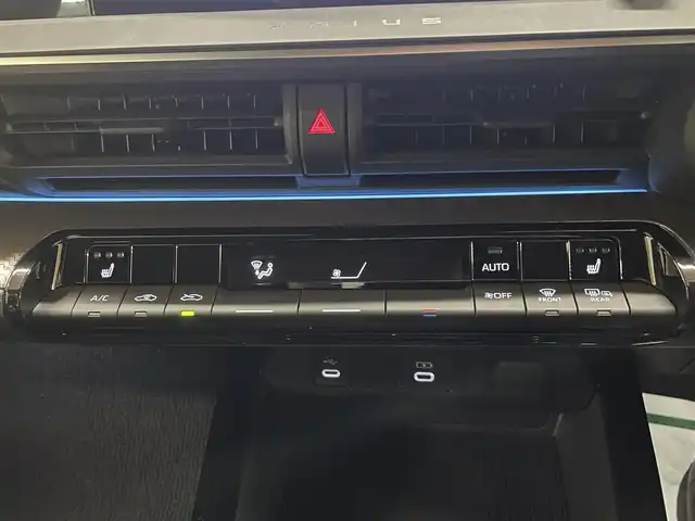 トヨタ プリウス G 道央・札幌 2023(令5)年 3.4万km アティチュードブラックマイカ 4WD/寒冷地仕様/純正8型ディスプレイ/フルセグTV/Bluetooth/Miracast/　（コネクティッドナビ対応）/バックカメラ/セーフティセンス/・衝突軽減ブレーキ/・レーンキープアシスト/・横滑り防止/オートマチックハイビーム/レーダークルーズコントロール/シートヒーター（D/N）/ミラーヒーター/電動パーキングブレーキ/ブラインドスポットモニター/フロントワイパーデアイサー/ヘッドライトレベライザー/ビルトインETC2.0/ドライブレコーダー（前後）/スマートキー×2/純正エンジンスターター/ドアバイザー/純正フロアマット/保証書/取扱説明書