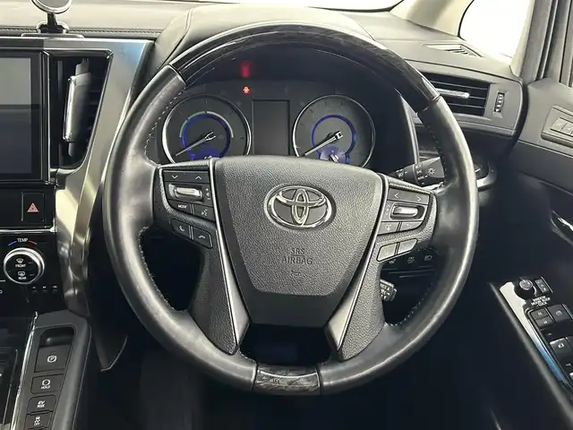 トヨタ アルファードハイブリット SR Cパッケージ 道央・札幌 2019(令1)年 2.4万km ホワイトパールクリスタルシャイン ・DOP１０インチSDナビ（NSZN-Z68T）/　CD/DVD/SD/BT/HDMI/フルセグTV/・純正12.1インチフリップダウンモニター（V12T-R68C）/・ツインムーンルーフ/・デジタルインナーミラー/・ビルトインETC2.0/・TRDエアロ＋マフラー/・積込RAYS/VERUSUS１９インチAW/　（夏245/45R19　残８ｍｍ）/・レーダークルーズコントロール（全車速追従機能付）/・トヨタセーフティセンス/　PCS/　LTA(センタートレース、操舵支援、ふらつき検知)/　PKSB/　BSM/　RSA/　先行車発進告知/・クリアランスソナー前後/・EV＆ECO MODE/・ブレーキホールド/・電子パーキングブレーキ/・ステアリングヒーター/・レザーシート/・D席メモリーシート/・D+N席シートベンチレーション/・D+N+２列目シートヒーター/・nanoe付デュアルAAC（WAC）/・三眼LEDヘッドライト/・LEDフォグランプ/・LEDフットイルミネーション/・オートマチックハイビーム/・オートライト/・オートワイパー/・ステアリングスイッチ/・格納式リヤサンシェード/・純正フロアマット/・ドアバイザー/・ドアミラーウィンカー/・プッシュスタート/・スマートキー