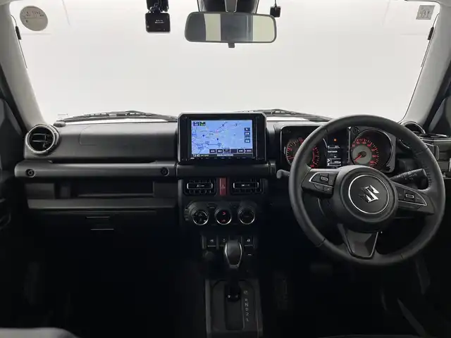 スズキ ジムニー シエラ JC 群馬県 2023(令5)年 0.5万km ミディアムグレー 純正オプションフロントグリル/＝＝＝＝＝/KENWOOD8インチナビ/・AM/FM/CD/DVD/SD/Bluetooth/フルセグTV/＝＝＝＝＝/純正８インチナビ　バックカメラ　スズキセーフティサポート　ＬＥＤヘッドライト　シートヒーター　前後ドライブレコーダー　ＥＴＣ　純正シートカバー　純正１６インチアルミホイール　スマートキー　４ＷＤ　禁煙
