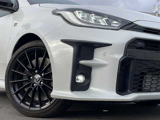 トヨタ ＧＲヤリス RZ 道北・旭川 2021(令3)年 0.7万km プラチナホワイトパールマイカ /4WD//禁煙車//JBLサウンド/BT/USB/Miracast/LTA/PCS/BSM/クリアランスソナー/RCTA/RSA/ACC/先行車発進告知//革巻きステアリング//ステアリングスイッチ//ハンドルヒーター//前席シートヒーター//LEDヘッドライト//オートライト//オートマチックハイビーム//ヘットライトレベライザー//カーボン調ルーフ//純正フロアマット//オートエアコン//ETC//保証書//取説