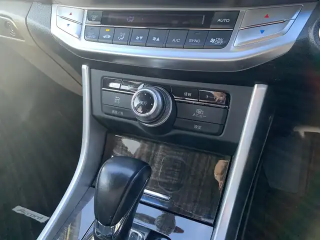 ホンダ アコード ハイブリッド EX 大分県 2015(平27)年 8.5万km ホワイトオーキッドパール ・純正HDDインターナビ/・フルセグ/・バックカメラ/・ナビ連動ETC2.0/・アダプティブクルーズコントロール/・ホンダセンシング/・オートハイビーム/・レーンキープアシスト/・パーキングセンサー/・前席パワーシート/・リアシェード