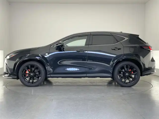 レクサス ＮＸ 350h Fスポーツ 愛知県 2023(令5)年 2.4万km グラファイトブラックガラスフレーク 純正１４型ナビＴＶ　ムーンルーフ　赤黒革　禁煙車　デジタルインナーミラー　全方位カメラ　内蔵型前後ドラレコ　オレンジキャリパー　ＡＣ１００Ｖ　ＨＤＭＩ　ＢＳＭ　ＨＵＤ　衝突軽減　追従クルコン　電動リアゲート　パドルシフト　電動リアゲート　シートヒーター　シートベンチレーション　ハンドルヒーター　ETC2.0　LEDオートライト　フォグランプ　コーナーセンサー　メモリシート　純正フロアマット　電動パーキング　