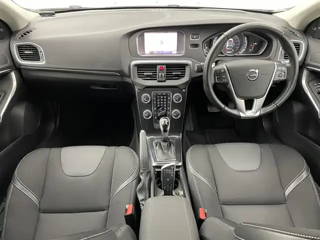 ボルボ Ｖ４０ T3 モメンタム 岡山県 2017(平29)年 3.8万km アイスホワイト 純正HDDナビ【CD/DVD/BT/TV】/バックカメラ/追従型クルーズコントロール/LEDヘッドライト（AUTO機能付）/ビルトインETC/運転席パワーシート/シートメモリ/衝突軽減ブレーキシステム/車線逸脱防止システム/横滑り防止装置/純正17インチアルミホイール/コーナーセンサー後/ドアバイザー/プッシュスタート/パドルシフト/スペアキー１本/保証書/取扱説明書