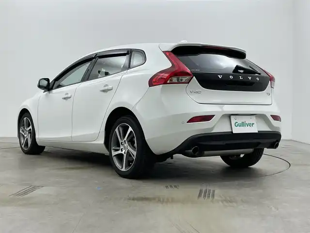 ボルボ Ｖ４０ T3 モメンタム 岡山県 2017(平29)年 3.8万km アイスホワイト 純正HDDナビ【CD/DVD/BT/TV】/バックカメラ/追従型クルーズコントロール/LEDヘッドライト（AUTO機能付）/ビルトインETC/運転席パワーシート/シートメモリ/衝突軽減ブレーキシステム/車線逸脱防止システム/横滑り防止装置/純正17インチアルミホイール/コーナーセンサー後/ドアバイザー/プッシュスタート/パドルシフト/スペアキー１本/保証書/取扱説明書