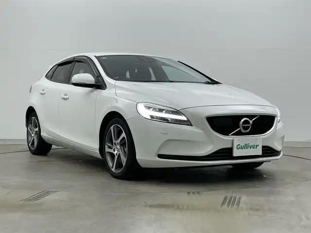ボルボ Ｖ４０ T3 モメンタム 岡山県 2017(平29)年 3.8万km アイスホワイト 純正HDDナビ【CD/DVD/BT/TV】/バックカメラ/追従型クルーズコントロール/LEDヘッドライト（AUTO機能付）/ビルトインETC/運転席パワーシート/シートメモリ/衝突軽減ブレーキシステム/車線逸脱防止システム/横滑り防止装置/純正17インチアルミホイール/コーナーセンサー後/ドアバイザー/プッシュスタート/パドルシフト/スペアキー１本/保証書/取扱説明書