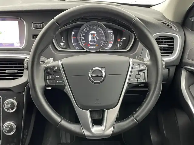 ボルボ Ｖ４０ T3 モメンタム 岡山県 2017(平29)年 3.8万km アイスホワイト 純正HDDナビ【CD/DVD/BT/TV】/バックカメラ/追従型クルーズコントロール/LEDヘッドライト（AUTO機能付）/ビルトインETC/運転席パワーシート/シートメモリ/衝突軽減ブレーキシステム/車線逸脱防止システム/横滑り防止装置/純正17インチアルミホイール/コーナーセンサー後/ドアバイザー/プッシュスタート/パドルシフト/スペアキー１本/保証書/取扱説明書