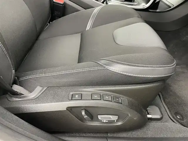 ボルボ Ｖ４０ T3 モメンタム 岡山県 2017(平29)年 3.8万km アイスホワイト 純正HDDナビ【CD/DVD/BT/TV】/バックカメラ/追従型クルーズコントロール/LEDヘッドライト（AUTO機能付）/ビルトインETC/運転席パワーシート/シートメモリ/衝突軽減ブレーキシステム/車線逸脱防止システム/横滑り防止装置/純正17インチアルミホイール/コーナーセンサー後/ドアバイザー/プッシュスタート/パドルシフト/スペアキー１本/保証書/取扱説明書