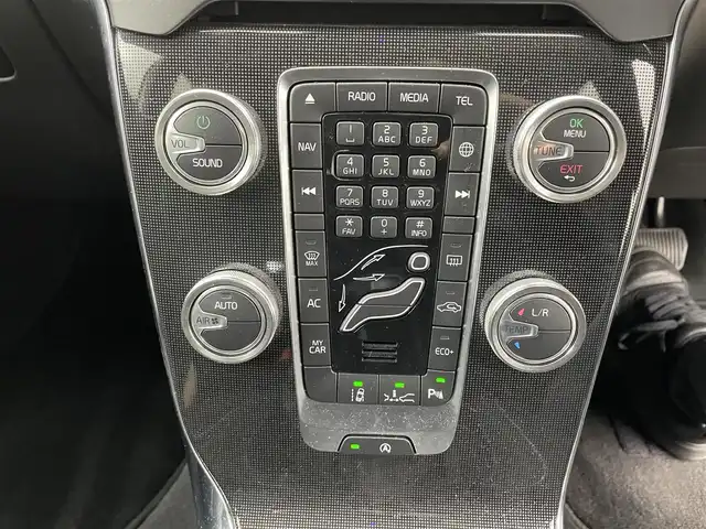 ボルボ Ｖ４０ T3 モメンタム 岡山県 2017(平29)年 3.8万km アイスホワイト 純正HDDナビ【CD/DVD/BT/TV】/バックカメラ/追従型クルーズコントロール/LEDヘッドライト（AUTO機能付）/ビルトインETC/運転席パワーシート/シートメモリ/衝突軽減ブレーキシステム/車線逸脱防止システム/横滑り防止装置/純正17インチアルミホイール/コーナーセンサー後/ドアバイザー/プッシュスタート/パドルシフト/スペアキー１本/保証書/取扱説明書