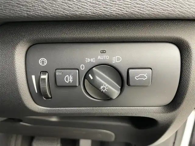 ボルボ Ｖ４０ T3 モメンタム 岡山県 2017(平29)年 3.8万km アイスホワイト 純正HDDナビ【CD/DVD/BT/TV】/バックカメラ/追従型クルーズコントロール/LEDヘッドライト（AUTO機能付）/ビルトインETC/運転席パワーシート/シートメモリ/衝突軽減ブレーキシステム/車線逸脱防止システム/横滑り防止装置/純正17インチアルミホイール/コーナーセンサー後/ドアバイザー/プッシュスタート/パドルシフト/スペアキー１本/保証書/取扱説明書