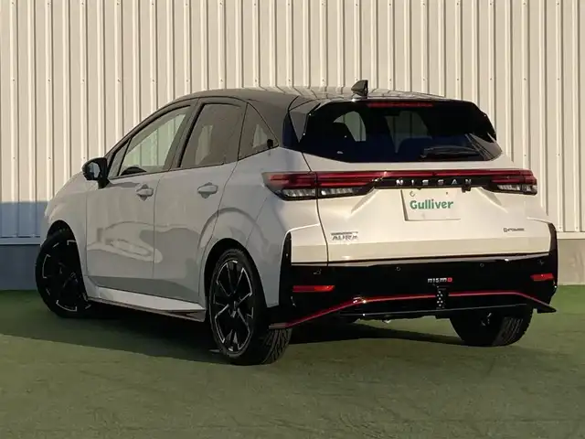 日産 オーラ ニスモ 香川県 2021(令3)年 2.9万km ピュアホワイトパール / スーパーブラック 2トーン 登録時走行距離：28951km/純正9型ナビ/　BT　フルセグTV/全方位カメラ/エマージェンシーブレーキ/レーダークルーズコントロール/レーンキープアシスト/クリアランスソナー/ブラインドスポットモニター/オートハイビーム/LEDヘッドライト/フォグランプ/リアフォグ/電子パーキングブレーキ/置くだけ充電/デジタルインナーミラー/ドライブレコーダー/ビルトインETC2.0/ハーフレザーシート/プッシュスタート/スマートキー