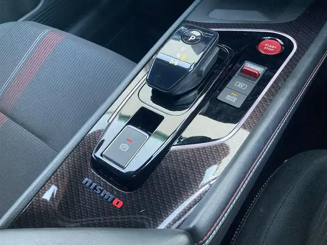 日産 オーラ ニスモ 香川県 2021(令3)年 2.9万km ピュアホワイトパール / スーパーブラック 2トーン 登録時走行距離：28951km/純正9型ナビ/　BT　フルセグTV/全方位カメラ/エマージェンシーブレーキ/レーダークルーズコントロール/レーンキープアシスト/クリアランスソナー/ブラインドスポットモニター/オートハイビーム/LEDヘッドライト/フォグランプ/リアフォグ/電子パーキングブレーキ/置くだけ充電/デジタルインナーミラー/ドライブレコーダー/ビルトインETC2.0/ハーフレザーシート/プッシュスタート/スマートキー