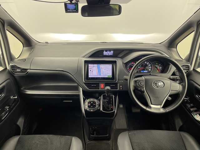 トヨタ ヴォクシー ZS 煌Ⅲ 大分県 2020(令2)年 5.6万km ホワイトパールクリスタルシャイン 社外ナビ（Ｂｌｕｅｔｏｏｔｈ，ＤＶＤ，フルセグＴＶ）　/後席モニター　/両側パワースライド　/セーフティーセンス　/クルーズコントロール　/オートハイビーム　/前後ドラレコ　/ＬＥＤヘッドライト　/ＥＴＣ/ハーフレザーシート/純正ホイール