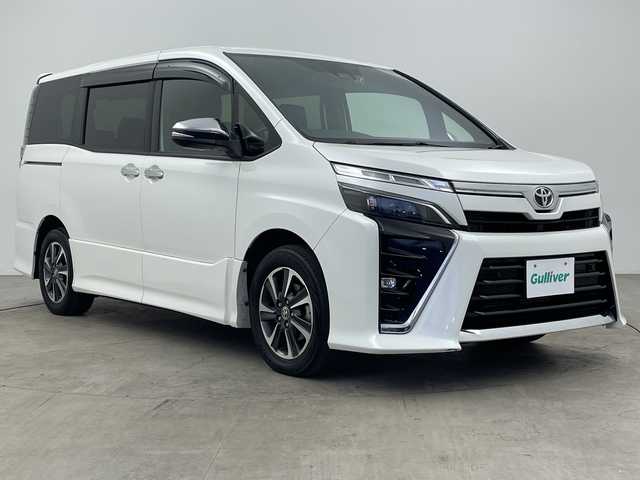 トヨタ ヴォクシー ZS 煌Ⅲ 大分県 2020(令2)年 5.6万km ホワイトパールクリスタルシャイン 社外ナビ（Ｂｌｕｅｔｏｏｔｈ，ＤＶＤ，フルセグＴＶ）　/後席モニター　/両側パワースライド　/セーフティーセンス　/クルーズコントロール　/オートハイビーム　/前後ドラレコ　/ＬＥＤヘッドライト　/ＥＴＣ/ハーフレザーシート/純正ホイール