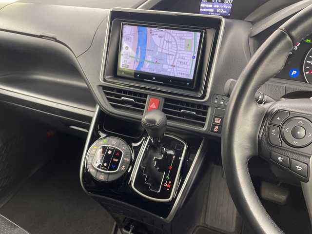 トヨタ ヴォクシー ZS 煌Ⅲ 大分県 2020(令2)年 5.6万km ホワイトパールクリスタルシャイン 社外ナビ（Ｂｌｕｅｔｏｏｔｈ，ＤＶＤ，フルセグＴＶ）　/後席モニター　/両側パワースライド　/セーフティーセンス　/クルーズコントロール　/オートハイビーム　/前後ドラレコ　/ＬＥＤヘッドライト　/ＥＴＣ/ハーフレザーシート/純正ホイール