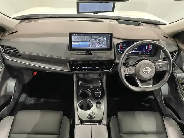日産 エクストレイル G e－4ORCE 愛知県 2023(令5)年 3.4万km ブリリアントホワイトパール 純正１２．３インチナビ　/（AM/FM/フルセグTV/Bluetooth/USB/CarPlay)/アラウンドビューモニター　/プロパイロット　/自動駐車システム（プロパイロットパーキング）　/ＡＣ１００Ｖ　/ビルトインＥＴＣ２．０　/全席シートヒーター　/電動バックドア　/デジタルインナーミラー　/ワイヤレス充電　/ブラインドスポットモニター（ＢＳＭ）/ヘッドアップディスプレイ（HUD）/メモリ機能付パワーシート/クリアランスソナー/車線逸脱警報/LEDヘッドライト/LEDフォグランプ/黒レザーシート