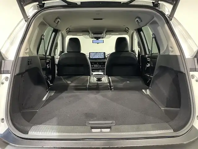 日産 エクストレイル G e－4ORCE 愛知県 2023(令5)年 3.4万km ブリリアントホワイトパール 純正１２．３インチナビ　/（AM/FM/フルセグTV/Bluetooth/USB/CarPlay)/アラウンドビューモニター　/プロパイロット　/自動駐車システム（プロパイロットパーキング）　/ＡＣ１００Ｖ　/ビルトインＥＴＣ２．０　/全席シートヒーター　/電動バックドア　/デジタルインナーミラー　/ワイヤレス充電　/ブラインドスポットモニター（ＢＳＭ）/ヘッドアップディスプレイ（HUD）/メモリ機能付パワーシート/クリアランスソナー/車線逸脱警報/LEDヘッドライト/LEDフォグランプ/黒レザーシート