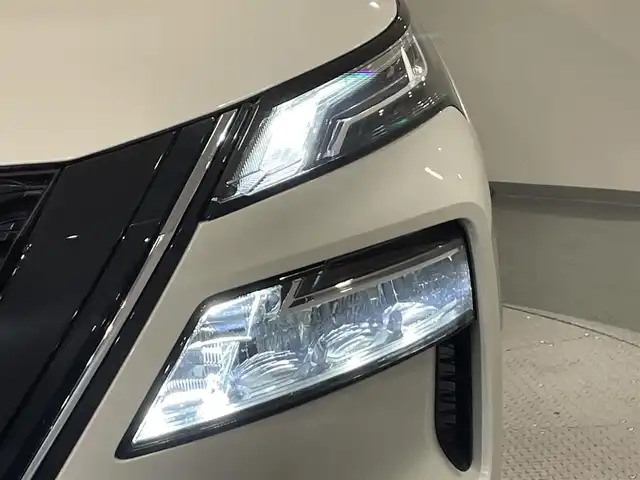 日産 エクストレイル G e－4ORCE 愛知県 2023(令5)年 3.4万km ブリリアントホワイトパール 純正１２．３インチナビ　/（AM/FM/フルセグTV/Bluetooth/USB/CarPlay)/アラウンドビューモニター　/プロパイロット　/自動駐車システム（プロパイロットパーキング）　/ＡＣ１００Ｖ　/ビルトインＥＴＣ２．０　/全席シートヒーター　/電動バックドア　/デジタルインナーミラー　/ワイヤレス充電　/ブラインドスポットモニター（ＢＳＭ）/ヘッドアップディスプレイ（HUD）/メモリ機能付パワーシート/クリアランスソナー/車線逸脱警報/LEDヘッドライト/LEDフォグランプ/黒レザーシート