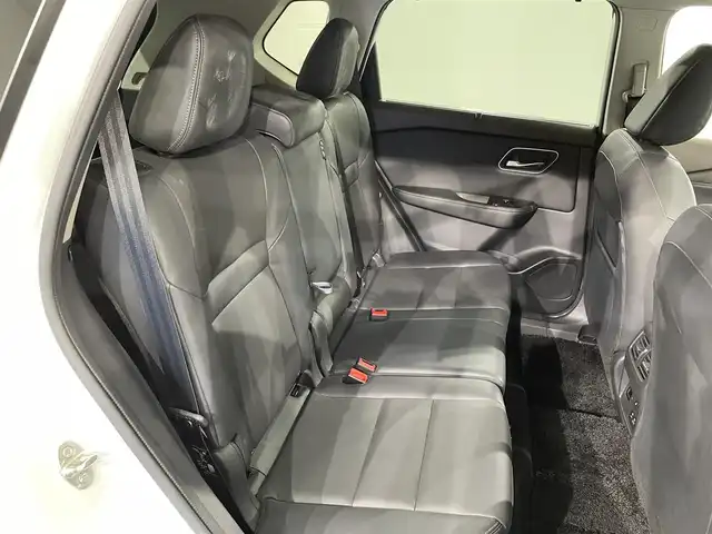 日産 エクストレイル G e－4ORCE 愛知県 2023(令5)年 3.4万km ブリリアントホワイトパール 純正１２．３インチナビ　/（AM/FM/フルセグTV/Bluetooth/USB/CarPlay)/アラウンドビューモニター　/プロパイロット　/自動駐車システム（プロパイロットパーキング）　/ＡＣ１００Ｖ　/ビルトインＥＴＣ２．０　/全席シートヒーター　/電動バックドア　/デジタルインナーミラー　/ワイヤレス充電　/ブラインドスポットモニター（ＢＳＭ）/ヘッドアップディスプレイ（HUD）/メモリ機能付パワーシート/クリアランスソナー/車線逸脱警報/LEDヘッドライト/LEDフォグランプ/黒レザーシート