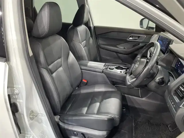 日産 エクストレイル G e－4ORCE 愛知県 2023(令5)年 3.4万km ブリリアントホワイトパール 純正１２．３インチナビ　/（AM/FM/フルセグTV/Bluetooth/USB/CarPlay)/アラウンドビューモニター　/プロパイロット　/自動駐車システム（プロパイロットパーキング）　/ＡＣ１００Ｖ　/ビルトインＥＴＣ２．０　/全席シートヒーター　/電動バックドア　/デジタルインナーミラー　/ワイヤレス充電　/ブラインドスポットモニター（ＢＳＭ）/ヘッドアップディスプレイ（HUD）/メモリ機能付パワーシート/クリアランスソナー/車線逸脱警報/LEDヘッドライト/LEDフォグランプ/黒レザーシート