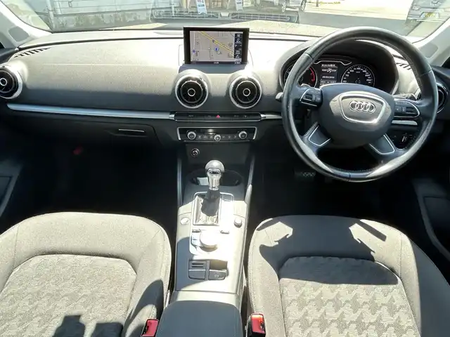 アウディ Ａ３ スポーツバック 1．4 TFSI 福岡県 2015(平27)年 6万km グレイシアホワイトメタリック 純正メーカーメモリナビ/　(AM/FM/CD/DVD/Bluetooth/フルセグTV)/バックカメラ/ドライバーアシスト/・パーキングシステム/・横滑り防止/・スピードオーバー警告/・パーキングブレーキ/・ドライバー疲労探知システム/・レインセンサー/パドルシフト/スタートストップシステム/ヒルホールドアシスト/オートライト/ステアリングスイッチ/(ユピテル)前後方ドライブレコーダー/ETC/USBポート/フロント/リヤセンターアームレスト/スペアキー×1/保証書/取扱説明書/ナビ取扱説明書