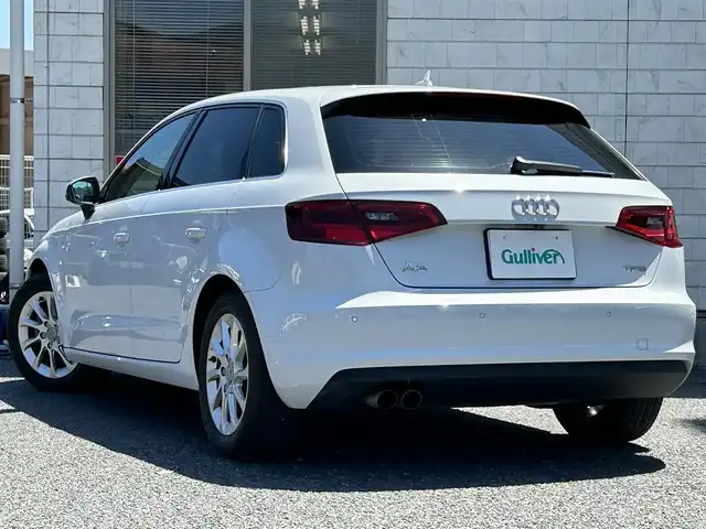 アウディ Ａ３ スポーツバック 1．4 TFSI 福岡県 2015(平27)年 6万km グレイシアホワイトメタリック 純正メーカーメモリナビ/　(AM/FM/CD/DVD/Bluetooth/フルセグTV)/バックカメラ/ドライバーアシスト/・パーキングシステム/・横滑り防止/・スピードオーバー警告/・パーキングブレーキ/・ドライバー疲労探知システム/・レインセンサー/パドルシフト/スタートストップシステム/ヒルホールドアシスト/オートライト/ステアリングスイッチ/(ユピテル)前後方ドライブレコーダー/ETC/USBポート/フロント/リヤセンターアームレスト/スペアキー×1/保証書/取扱説明書/ナビ取扱説明書