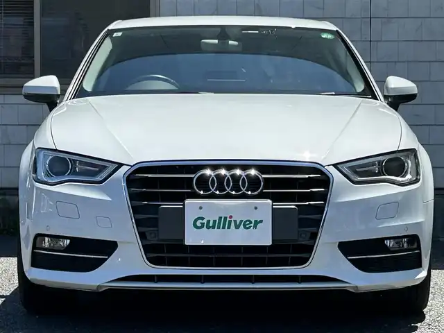 アウディ Ａ３ スポーツバック 1．4 TFSI 福岡県 2015(平27)年 6万km グレイシアホワイトメタリック 純正メーカーメモリナビ/　(AM/FM/CD/DVD/Bluetooth/フルセグTV)/バックカメラ/ドライバーアシスト/・パーキングシステム/・横滑り防止/・スピードオーバー警告/・パーキングブレーキ/・ドライバー疲労探知システム/・レインセンサー/パドルシフト/スタートストップシステム/ヒルホールドアシスト/オートライト/ステアリングスイッチ/(ユピテル)前後方ドライブレコーダー/ETC/USBポート/フロント/リヤセンターアームレスト/スペアキー×1/保証書/取扱説明書/ナビ取扱説明書
