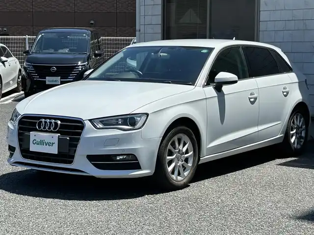 アウディ Ａ３ スポーツバック 1．4 TFSI 福岡県 2015(平27)年 6万km グレイシアホワイトメタリック 純正メーカーメモリナビ/　(AM/FM/CD/DVD/Bluetooth/フルセグTV)/バックカメラ/ドライバーアシスト/・パーキングシステム/・横滑り防止/・スピードオーバー警告/・パーキングブレーキ/・ドライバー疲労探知システム/・レインセンサー/パドルシフト/スタートストップシステム/ヒルホールドアシスト/オートライト/ステアリングスイッチ/(ユピテル)前後方ドライブレコーダー/ETC/USBポート/フロント/リヤセンターアームレスト/スペアキー×1/保証書/取扱説明書/ナビ取扱説明書