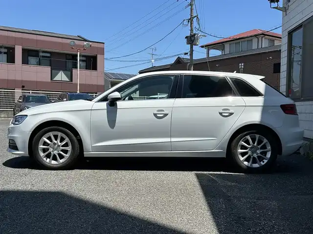 アウディ Ａ３ スポーツバック 1．4 TFSI 福岡県 2015(平27)年 6万km グレイシアホワイトメタリック 純正メーカーメモリナビ/　(AM/FM/CD/DVD/Bluetooth/フルセグTV)/バックカメラ/ドライバーアシスト/・パーキングシステム/・横滑り防止/・スピードオーバー警告/・パーキングブレーキ/・ドライバー疲労探知システム/・レインセンサー/パドルシフト/スタートストップシステム/ヒルホールドアシスト/オートライト/ステアリングスイッチ/(ユピテル)前後方ドライブレコーダー/ETC/USBポート/フロント/リヤセンターアームレスト/スペアキー×1/保証書/取扱説明書/ナビ取扱説明書