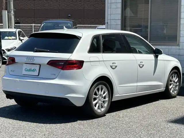 アウディ Ａ３ スポーツバック 1．4 TFSI 福岡県 2015(平27)年 6万km グレイシアホワイトメタリック 純正メーカーメモリナビ/　(AM/FM/CD/DVD/Bluetooth/フルセグTV)/バックカメラ/ドライバーアシスト/・パーキングシステム/・横滑り防止/・スピードオーバー警告/・パーキングブレーキ/・ドライバー疲労探知システム/・レインセンサー/パドルシフト/スタートストップシステム/ヒルホールドアシスト/オートライト/ステアリングスイッチ/(ユピテル)前後方ドライブレコーダー/ETC/USBポート/フロント/リヤセンターアームレスト/スペアキー×1/保証書/取扱説明書/ナビ取扱説明書