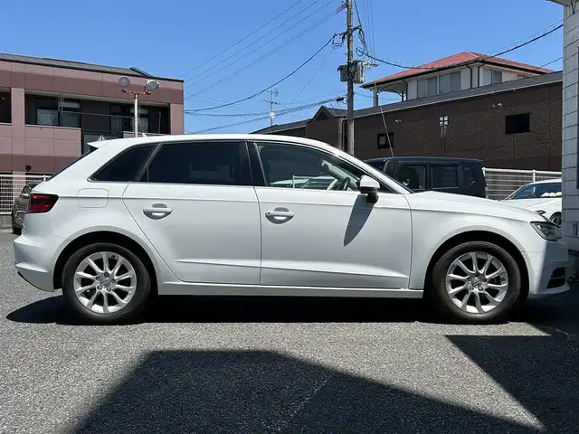 アウディ Ａ３ スポーツバック 1．4 TFSI 福岡県 2015(平27)年 6万km グレイシアホワイトメタリック 純正メーカーメモリナビ/　(AM/FM/CD/DVD/Bluetooth/フルセグTV)/バックカメラ/ドライバーアシスト/・パーキングシステム/・横滑り防止/・スピードオーバー警告/・パーキングブレーキ/・ドライバー疲労探知システム/・レインセンサー/パドルシフト/スタートストップシステム/ヒルホールドアシスト/オートライト/ステアリングスイッチ/(ユピテル)前後方ドライブレコーダー/ETC/USBポート/フロント/リヤセンターアームレスト/スペアキー×1/保証書/取扱説明書/ナビ取扱説明書