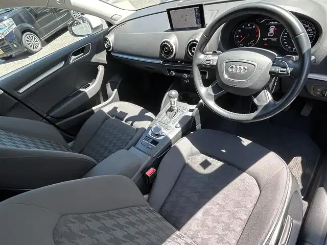 アウディ Ａ３ スポーツバック 1．4 TFSI 福岡県 2015(平27)年 6万km グレイシアホワイトメタリック 純正メーカーメモリナビ/　(AM/FM/CD/DVD/Bluetooth/フルセグTV)/バックカメラ/ドライバーアシスト/・パーキングシステム/・横滑り防止/・スピードオーバー警告/・パーキングブレーキ/・ドライバー疲労探知システム/・レインセンサー/パドルシフト/スタートストップシステム/ヒルホールドアシスト/オートライト/ステアリングスイッチ/(ユピテル)前後方ドライブレコーダー/ETC/USBポート/フロント/リヤセンターアームレスト/スペアキー×1/保証書/取扱説明書/ナビ取扱説明書
