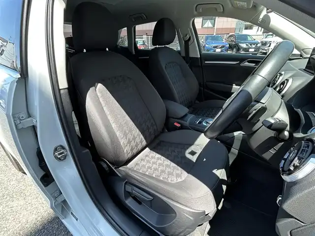 アウディ Ａ３ スポーツバック 1．4 TFSI 福岡県 2015(平27)年 6万km グレイシアホワイトメタリック 純正メーカーメモリナビ/　(AM/FM/CD/DVD/Bluetooth/フルセグTV)/バックカメラ/ドライバーアシスト/・パーキングシステム/・横滑り防止/・スピードオーバー警告/・パーキングブレーキ/・ドライバー疲労探知システム/・レインセンサー/パドルシフト/スタートストップシステム/ヒルホールドアシスト/オートライト/ステアリングスイッチ/(ユピテル)前後方ドライブレコーダー/ETC/USBポート/フロント/リヤセンターアームレスト/スペアキー×1/保証書/取扱説明書/ナビ取扱説明書
