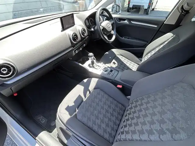 アウディ Ａ３ スポーツバック 1．4 TFSI 福岡県 2015(平27)年 6万km グレイシアホワイトメタリック 純正メーカーメモリナビ/　(AM/FM/CD/DVD/Bluetooth/フルセグTV)/バックカメラ/ドライバーアシスト/・パーキングシステム/・横滑り防止/・スピードオーバー警告/・パーキングブレーキ/・ドライバー疲労探知システム/・レインセンサー/パドルシフト/スタートストップシステム/ヒルホールドアシスト/オートライト/ステアリングスイッチ/(ユピテル)前後方ドライブレコーダー/ETC/USBポート/フロント/リヤセンターアームレスト/スペアキー×1/保証書/取扱説明書/ナビ取扱説明書