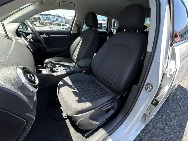 アウディ Ａ３ スポーツバック 1．4 TFSI 福岡県 2015(平27)年 6万km グレイシアホワイトメタリック 純正メーカーメモリナビ/　(AM/FM/CD/DVD/Bluetooth/フルセグTV)/バックカメラ/ドライバーアシスト/・パーキングシステム/・横滑り防止/・スピードオーバー警告/・パーキングブレーキ/・ドライバー疲労探知システム/・レインセンサー/パドルシフト/スタートストップシステム/ヒルホールドアシスト/オートライト/ステアリングスイッチ/(ユピテル)前後方ドライブレコーダー/ETC/USBポート/フロント/リヤセンターアームレスト/スペアキー×1/保証書/取扱説明書/ナビ取扱説明書