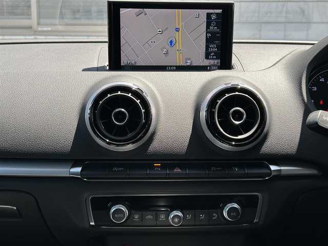アウディ Ａ３ スポーツバック 1．4 TFSI 福岡県 2015(平27)年 6万km グレイシアホワイトメタリック 純正メーカーメモリナビ/　(AM/FM/CD/DVD/Bluetooth/フルセグTV)/バックカメラ/ドライバーアシスト/・パーキングシステム/・横滑り防止/・スピードオーバー警告/・パーキングブレーキ/・ドライバー疲労探知システム/・レインセンサー/パドルシフト/スタートストップシステム/ヒルホールドアシスト/オートライト/ステアリングスイッチ/(ユピテル)前後方ドライブレコーダー/ETC/USBポート/フロント/リヤセンターアームレスト/スペアキー×1/保証書/取扱説明書/ナビ取扱説明書
