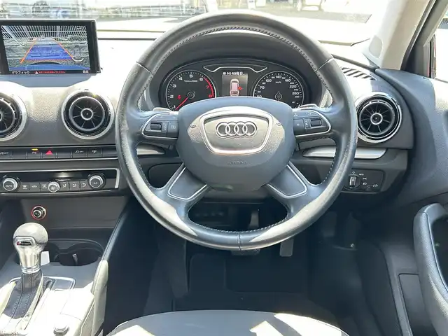 アウディ Ａ３ スポーツバック 1．4 TFSI 福岡県 2015(平27)年 6万km グレイシアホワイトメタリック 純正メーカーメモリナビ/　(AM/FM/CD/DVD/Bluetooth/フルセグTV)/バックカメラ/ドライバーアシスト/・パーキングシステム/・横滑り防止/・スピードオーバー警告/・パーキングブレーキ/・ドライバー疲労探知システム/・レインセンサー/パドルシフト/スタートストップシステム/ヒルホールドアシスト/オートライト/ステアリングスイッチ/(ユピテル)前後方ドライブレコーダー/ETC/USBポート/フロント/リヤセンターアームレスト/スペアキー×1/保証書/取扱説明書/ナビ取扱説明書