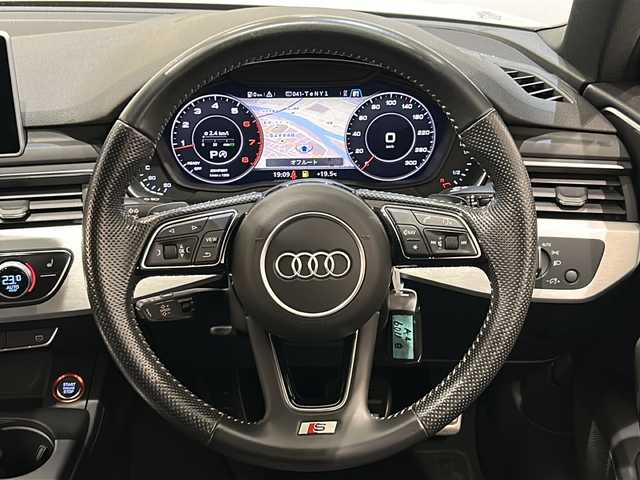 アウディ Ａ４ アバント2．0TFSIスポーツ 新潟県 2018(平30)年 3.6万km グレイシアホワイトメタリック メーカーオプション/Sラインパッケージ/-S line バンパー/-ドアシルトリム S lineロゴ/-S lineエクステリアロゴ/-ヘッドライニング ブラック/-デコラティブパネルマットブラッシュトアルミニウム/-アルミホイール 5ツインスポークスターデザイン 8J×18/-スポーツサスペンション/-スプリントクロス/レザー S lineロゴ/-スポーツシート（フロント）/-シートヒーター（フロント）/-LEDヘッドライト/-LEDリヤコンビネーションライト/-LEDインテリアライティング/バーチャルコックピット/マトリクスLEDヘッドライトパッケージ/-マトリクスLEDヘッドライト/-ヘッドライトウォッシャー/プライバシーガラス/主要装備/純正MMIナビ（TV/DVD/BT）/Apple Car play/バックカメラ/クリアランスソナー/アダプティクルーズコントロール/アウディアクティブレーンアシスト/アウディプレセンスシティ/パーキングエイド/ダンピングコントロール付Sスポーツサスペンション/パワーシート/シートヒーター/オートマチックテールゲート/純正18アルミ/2.0ETC