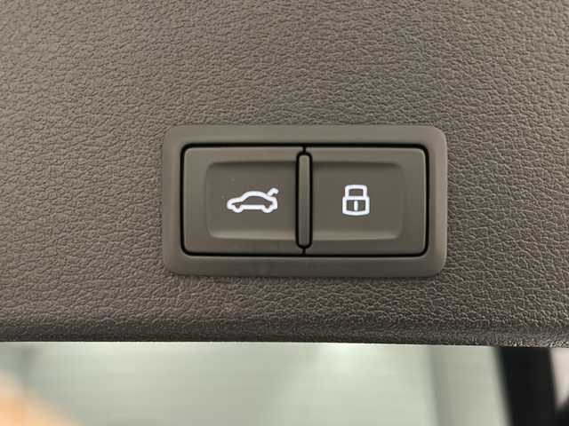 アウディ Ａ４ アバント2．0TFSIスポーツ 新潟県 2018(平30)年 3.6万km グレイシアホワイトメタリック メーカーオプション/Sラインパッケージ/-S line バンパー/-ドアシルトリム S lineロゴ/-S lineエクステリアロゴ/-ヘッドライニング ブラック/-デコラティブパネルマットブラッシュトアルミニウム/-アルミホイール 5ツインスポークスターデザイン 8J×18/-スポーツサスペンション/-スプリントクロス/レザー S lineロゴ/-スポーツシート（フロント）/-シートヒーター（フロント）/-LEDヘッドライト/-LEDリヤコンビネーションライト/-LEDインテリアライティング/バーチャルコックピット/マトリクスLEDヘッドライトパッケージ/-マトリクスLEDヘッドライト/-ヘッドライトウォッシャー/プライバシーガラス/主要装備/純正MMIナビ（TV/DVD/BT）/Apple Car play/バックカメラ/クリアランスソナー/アダプティクルーズコントロール/アウディアクティブレーンアシスト/アウディプレセンスシティ/パーキングエイド/ダンピングコントロール付Sスポーツサスペンション/パワーシート/シートヒーター/オートマチックテールゲート/純正18アルミ/2.0ETC