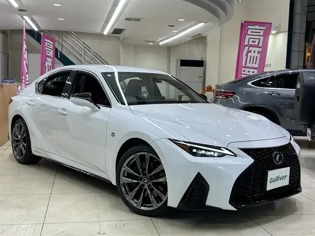 レクサス ＩＳ 300h Fスポーツ 東京都 2020(令2)年 2.7万km ホワイトノーヴァガラスフレーク ・ワンオーナー/・純正ナビ/（フルセグTV/CD/DVD/Bluetooth/ミラキャスト）/・全方位カメラ/・前後コーナーセンサー/・革シート/・D席メモリーシート/・前席シートヒーター/・前席エアシート/・レーダークルーズコントロール/・LTA/・BSM/・PKSB/・前後ドラレコ/・電動パーキングスイッチ/・革ステアリング/・ステアリングスイッチ/・ステアリングヒーター/・横滑り防止装置/・MTモード/・パドルシフト/・ブレーキホールド/・電動格納ウィンカーミラー/・オートライト/・オートハイビーム/・LEDライト/・リアフォグランプ/・アイドリングストップ/・ETC2.0/・ISOFIX/・プライバシーガラス/・フロアマット/・純正19インチアルミホイール/・スマートキー/・プッシュスタート/・スペアキー×1/・GPSレーダー/・W＋サイド＋後席エアバッグ/・取扱説明書/・新車時保証書