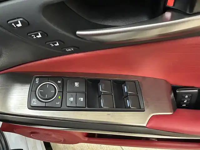 レクサス ＩＳ 300h Fスポーツ 東京都 2020(令2)年 2.7万km ホワイトノーヴァガラスフレーク ・ワンオーナー/・純正ナビ/（フルセグTV/CD/DVD/Bluetooth/ミラキャスト）/・全方位カメラ/・前後コーナーセンサー/・革シート/・D席メモリーシート/・前席シートヒーター/・前席エアシート/・レーダークルーズコントロール/・LTA/・BSM/・PKSB/・前後ドラレコ/・電動パーキングスイッチ/・革ステアリング/・ステアリングスイッチ/・ステアリングヒーター/・横滑り防止装置/・MTモード/・パドルシフト/・ブレーキホールド/・電動格納ウィンカーミラー/・オートライト/・オートハイビーム/・LEDライト/・リアフォグランプ/・アイドリングストップ/・ETC2.0/・ISOFIX/・プライバシーガラス/・フロアマット/・純正19インチアルミホイール/・スマートキー/・プッシュスタート/・スペアキー×1/・GPSレーダー/・W＋サイド＋後席エアバッグ/・取扱説明書/・新車時保証書