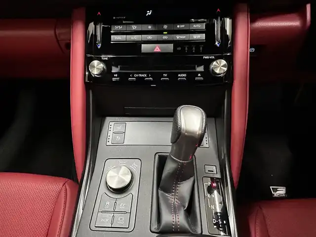レクサス ＩＳ 300h Fスポーツ 東京都 2020(令2)年 2.7万km ホワイトノーヴァガラスフレーク ・ワンオーナー/・純正ナビ/（フルセグTV/CD/DVD/Bluetooth/ミラキャスト）/・全方位カメラ/・前後コーナーセンサー/・革シート/・D席メモリーシート/・前席シートヒーター/・前席エアシート/・レーダークルーズコントロール/・LTA/・BSM/・PKSB/・前後ドラレコ/・電動パーキングスイッチ/・革ステアリング/・ステアリングスイッチ/・ステアリングヒーター/・横滑り防止装置/・MTモード/・パドルシフト/・ブレーキホールド/・電動格納ウィンカーミラー/・オートライト/・オートハイビーム/・LEDライト/・リアフォグランプ/・アイドリングストップ/・ETC2.0/・ISOFIX/・プライバシーガラス/・フロアマット/・純正19インチアルミホイール/・スマートキー/・プッシュスタート/・スペアキー×1/・GPSレーダー/・W＋サイド＋後席エアバッグ/・取扱説明書/・新車時保証書