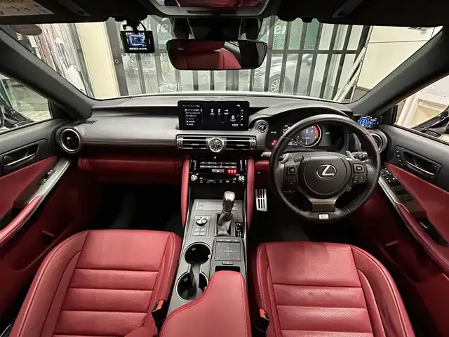 レクサス ＩＳ 300h Fスポーツ 東京都 2020(令2)年 2.7万km ホワイトノーヴァガラスフレーク ・ワンオーナー/・純正ナビ/（フルセグTV/CD/DVD/Bluetooth/ミラキャスト）/・全方位カメラ/・前後コーナーセンサー/・革シート/・D席メモリーシート/・前席シートヒーター/・前席エアシート/・レーダークルーズコントロール/・LTA/・BSM/・PKSB/・前後ドラレコ/・電動パーキングスイッチ/・革ステアリング/・ステアリングスイッチ/・ステアリングヒーター/・横滑り防止装置/・MTモード/・パドルシフト/・ブレーキホールド/・電動格納ウィンカーミラー/・オートライト/・オートハイビーム/・LEDライト/・リアフォグランプ/・アイドリングストップ/・ETC2.0/・ISOFIX/・プライバシーガラス/・フロアマット/・純正19インチアルミホイール/・スマートキー/・プッシュスタート/・スペアキー×1/・GPSレーダー/・W＋サイド＋後席エアバッグ/・取扱説明書/・新車時保証書