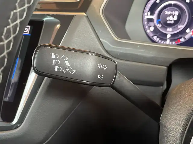 フォルクスワーゲン ティグアン TDI 4モーション Rライン ブラックスタイル 愛知県 2018(平30)年 3.4万km オリックスホワイトマザーオブパールエフェクト 純正ナビ/　CD/DVD/USB/SD/BT/AppleCarPlay/フルセグTV/360°カメラ/デジタルメータークラスター/ジェスチャーコントロール/アダプティブシャシーコントロール/アダプティブクルーズコントロール/レーンキープアシスト/ブラインドスポットモニター/パドルシフト/レザーシート/パワーシート/全席シートヒーター/LEDヘッドライト/ダイナミックライトアシスト/ハンズフリーパワーテールゲート/保証書/取扱説明書/スペアキー