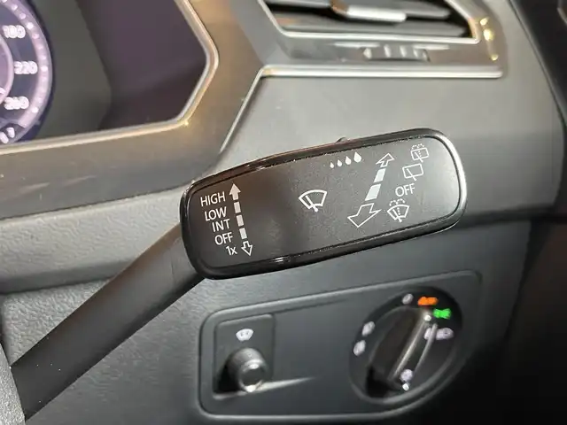 フォルクスワーゲン ティグアン TDI 4モーション Rライン ブラックスタイル 愛知県 2018(平30)年 3.4万km オリックスホワイトマザーオブパールエフェクト 純正ナビ/　CD/DVD/USB/SD/BT/AppleCarPlay/フルセグTV/360°カメラ/デジタルメータークラスター/ジェスチャーコントロール/アダプティブシャシーコントロール/アダプティブクルーズコントロール/レーンキープアシスト/ブラインドスポットモニター/パドルシフト/レザーシート/パワーシート/全席シートヒーター/LEDヘッドライト/ダイナミックライトアシスト/ハンズフリーパワーテールゲート/保証書/取扱説明書/スペアキー